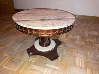 Mesa baja redonda antigua de mármol y madera