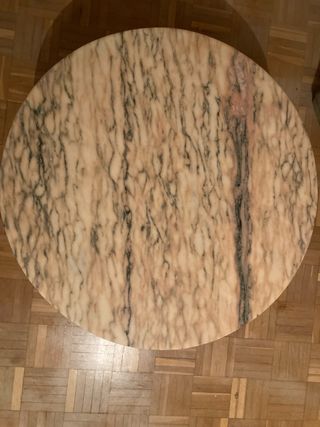 Mesa baja redonda antigua de mármol y madera