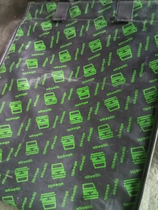 Máquinas de escrever Olivetti (2 unidades)