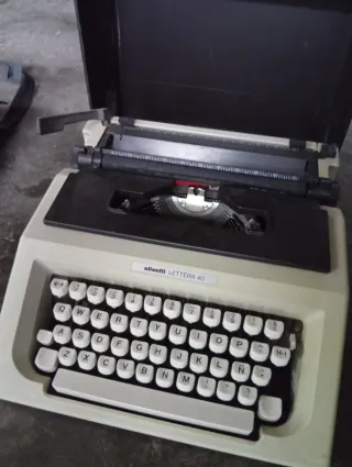 Macchine da scrivere Olivetti (2 unità)