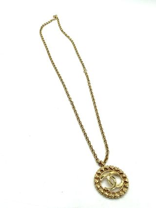 Collar Chanel largo dorado