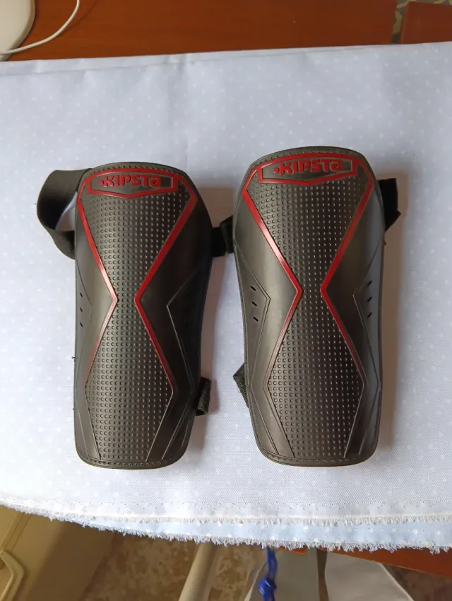 Espilleras Kipsta Negras y Rojas