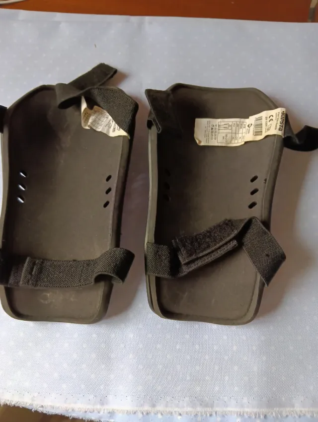 Espilleras Kipsta Negras y Rojas