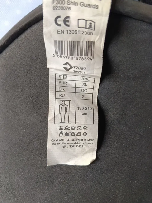 Espilleras Kipsta Negras y Rojas