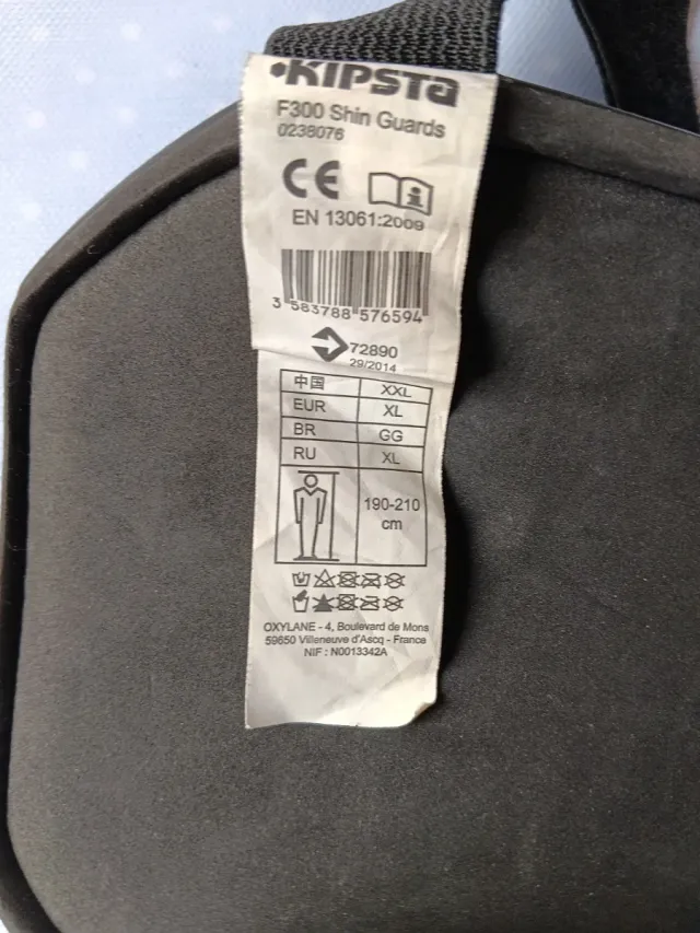 Espilleras Kipsta Negras y Rojas