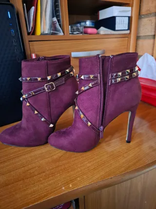 Botines de tacón con tachuelas