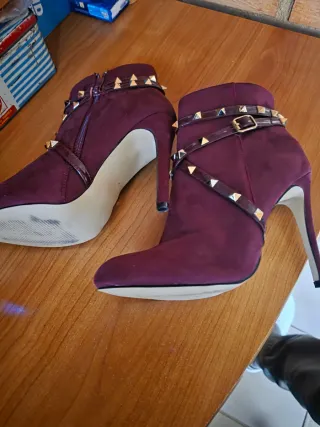 Botines de tacón con tachuelas