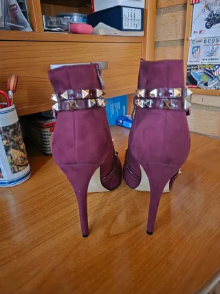 Botines de tacón con tachuelas