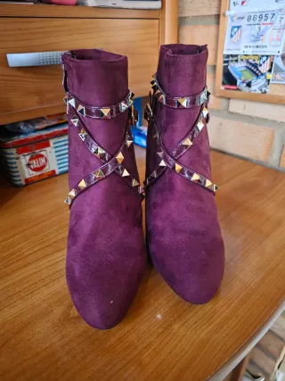 Botines de tacón con tachuelas