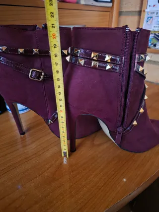 Botines de tacón con tachuelas