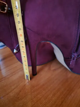 Botines de tacón con tachuelas