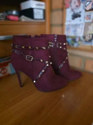 Botines de tacón con tachuelas