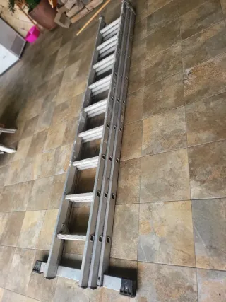 Escalera telescópica de aluminio tres hojas