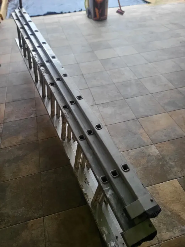 Escalera telescópica de aluminio tres hojas