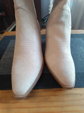 Botines beige con cremallera