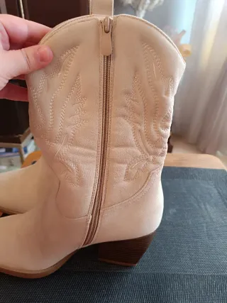 Botines beige con cremallera