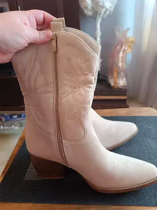Botines beige con cremallera