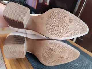 Botines beige con cremallera