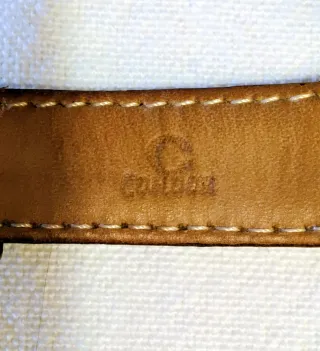 Correa fina de piel natural para mujer.