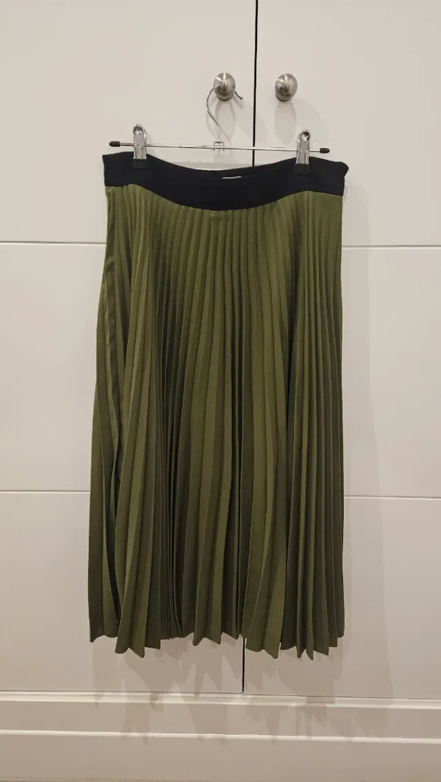 Falda midi plisada verde y negra