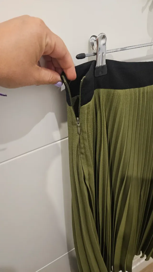 Falda midi plisada verde y negra