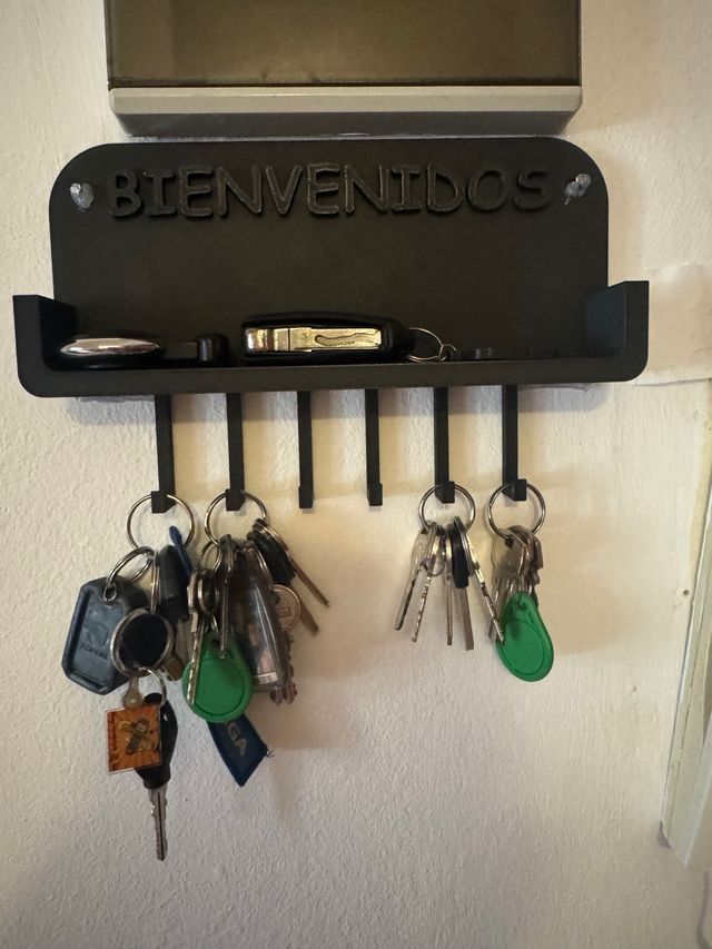 Porta llaves negro con frase BIENVENIDOS