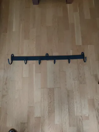 Perchero de metal negro con 6 colgadores