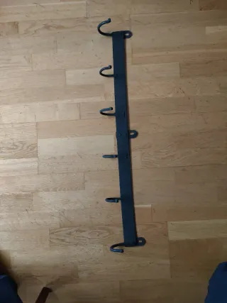 Perchero de metal negro con 6 colgadores