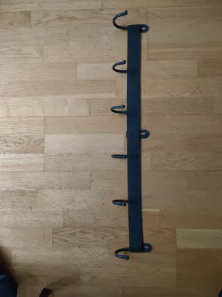 Perchero de metal negro con 6 colgadores