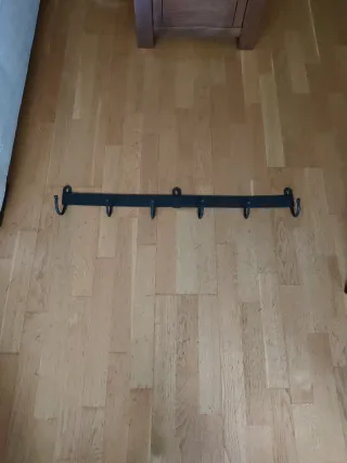 Perchero de metal negro con 6 colgadores