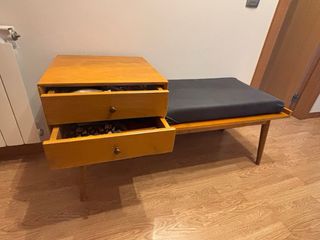 Mueble recibidor madera cajones y cojín