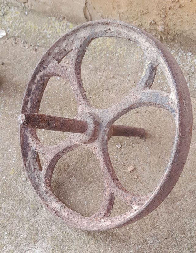 Rueda de hierro antigua para carretilla
