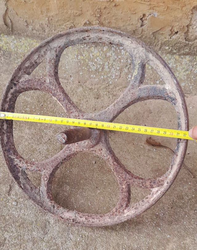 Rueda de hierro antigua para carretilla