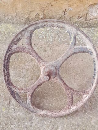 Rueda de hierro antigua para carretilla