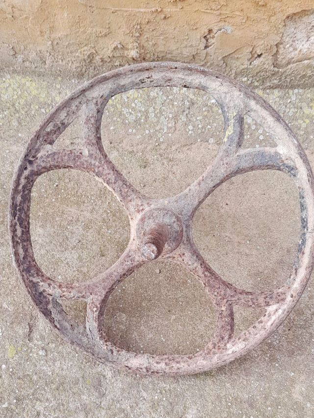 Rueda de hierro antigua para carretilla