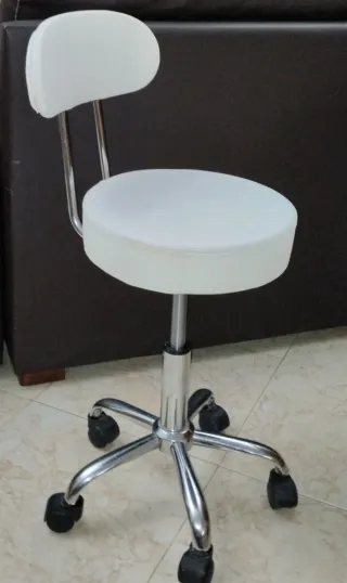 Silla taburete con respaldo y ruedas blanco