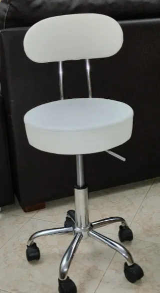 Silla taburete con respaldo y ruedas blanco