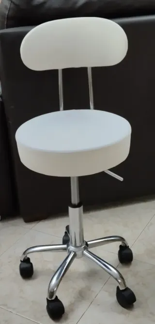 Silla taburete con respaldo y ruedas blanco