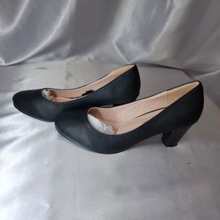 Zapatos de salón tacón medio negros