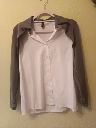 Camisa gris y blanca