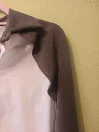 Camisa gris y blanca