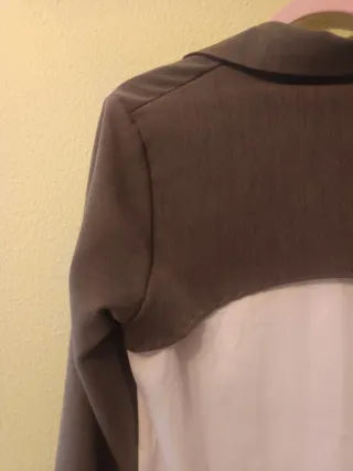 Camisa gris y blanca