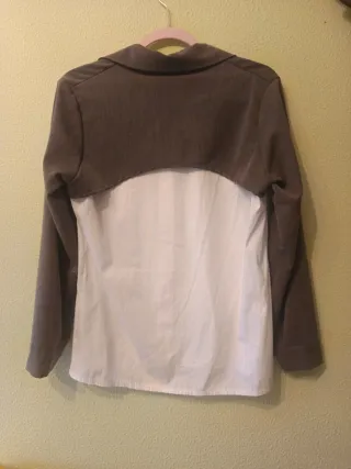 Camisa gris y blanca