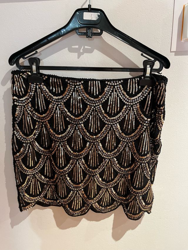 Falda de lentejuelas negra y dorada