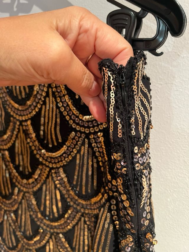 Falda de lentejuelas negra y dorada