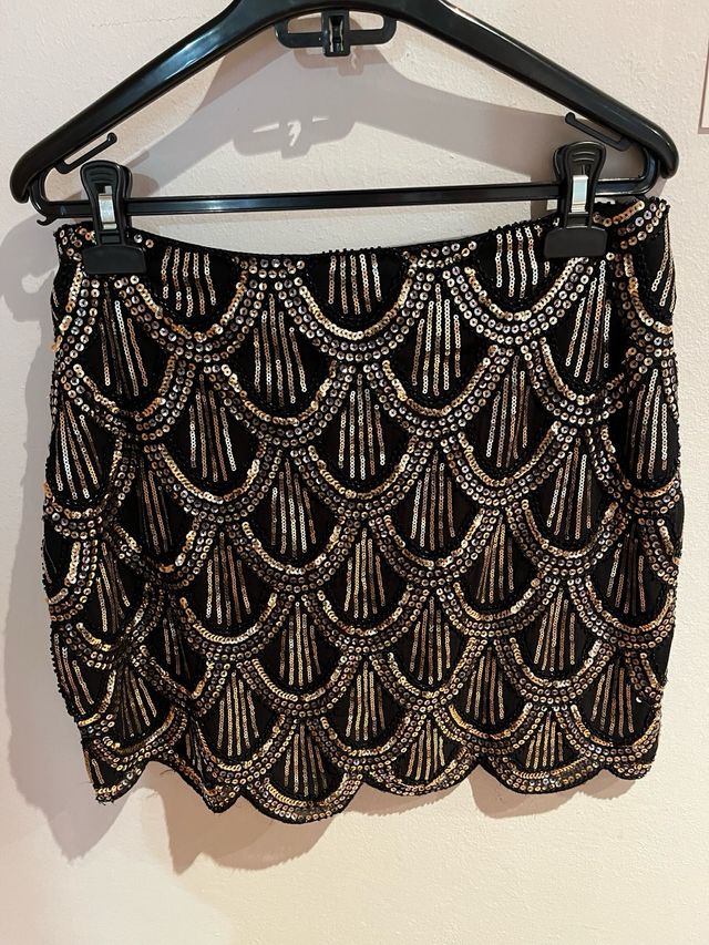 Falda de lentejuelas negra y dorada