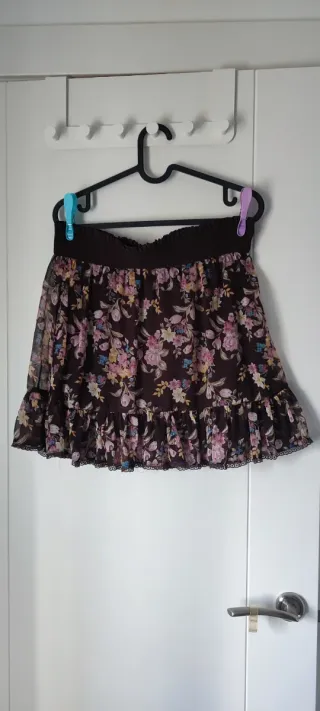 Falda Bershka floral marrón