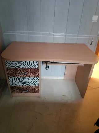 Scrivania giovanile con cassetti