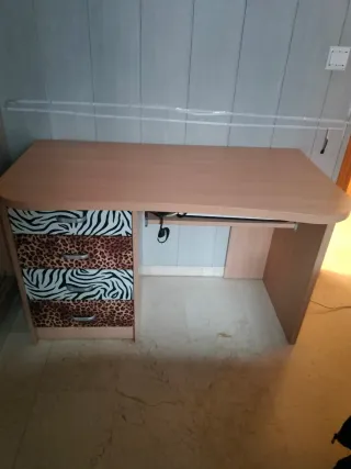 Scrivania giovanile con cassetti