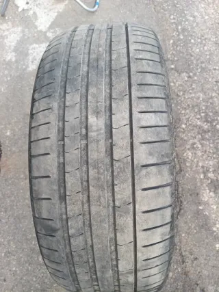 Un neumático Pirelli 225/45r19